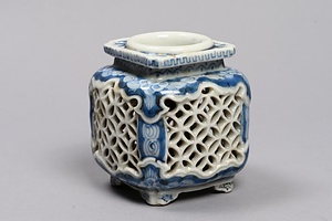 染付透彫七宝文盃台