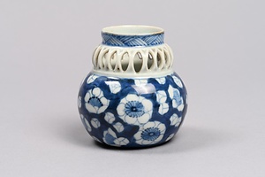 染付透彫梅花文盃台