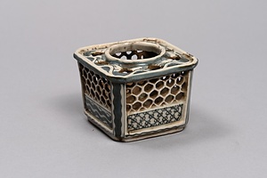 染付透彫方形盃台