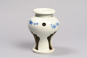 染付梅花文盃台