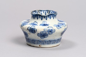 染付梅花文盃台