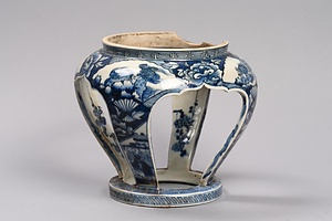 染付獅子牡丹文盃台