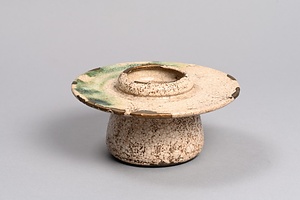 白釉緑彩盃台