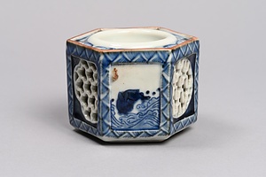 染付波鯉文六角盃台