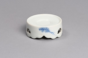 染付根引松文盃台