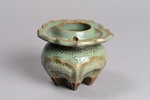 緑釉五稜花形盃台