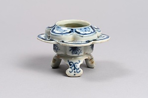 染付五弁花形盃台