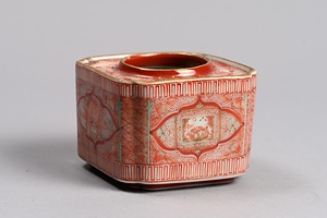 赤絵金彩入隅方形盃台