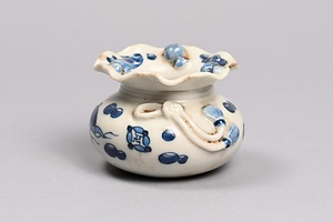 染付砂金袋形盃台