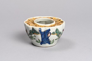 色絵松樹文透彫輪花形盃台