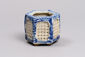 染付透彫六角盃台