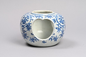 染付唐草文盃台