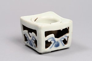 染付透彫方形盃台