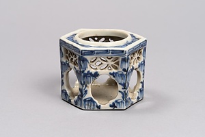 染付透彫六角盃台