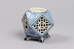 染付透彫方形盃台