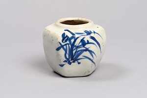 染付蘭文六角盃台