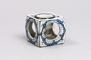 染付透彫方形盃台