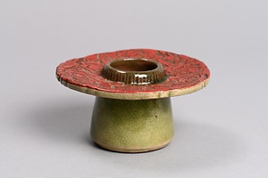 青磁陽刻牡丹文盃台