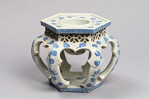 染付葵文六角盃台