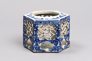 染付透彫六角盃台