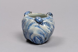 染付亀乗り岩形盃台