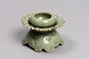 青磁菊花形盃台