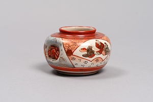 赤絵金彩人物図盃台