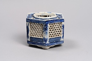 染付透彫六角盃台