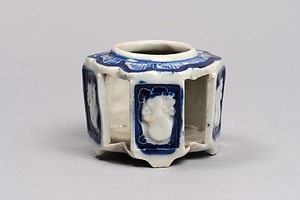 染付透彫瓢箪文盃台