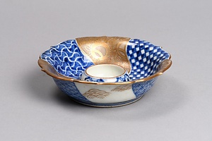 染付金彩捻文稜花形盃台