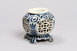 染付透彫方形盃台