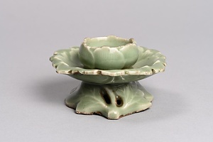 青磁牡丹形盃台