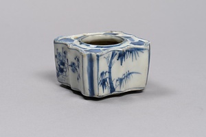 染付四君子文稜花形盃台