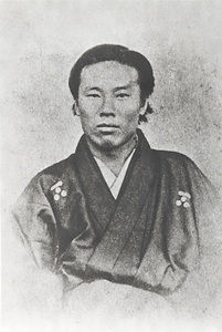 伊藤博文写真（毛利公より拝領の紋服着用）