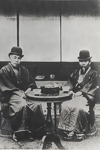 伊藤博文写真（大磯滄浪閣前にて大隈重信と）