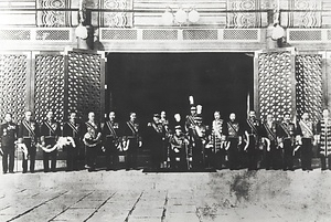 伊藤博文写真（仁政殿前にて）