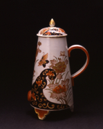 色絵花蝶文三脚付注器