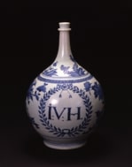 染付草花文I.V.H.文字入瓶