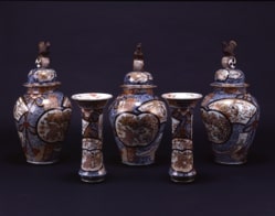 色絵唐獅子文飾り壺及び瓶（組）