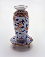 色絵菊文三足瓶