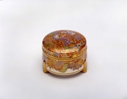 色絵花文蓋物