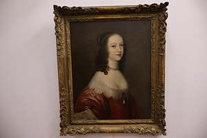 赤い服を着た女性の肖像