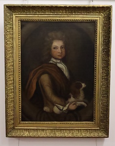 スパニエル犬を抱く少年