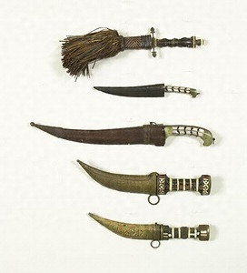 水牛色象嵌柄真鍮鞘半月形短剣