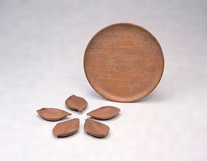 蓮花文丸盆及び蓮弁形菓子皿五客（未完）