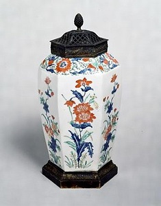 色絵花卉文六角壺