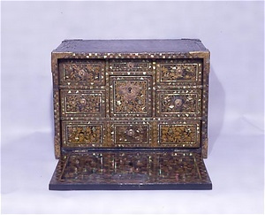 花樹鳥文蒔絵螺鈿洋箪笥