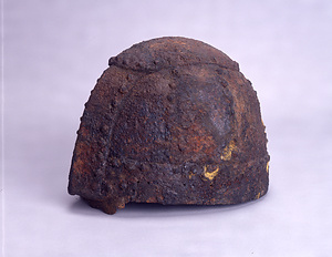 金鈴塚古墳　衝角付冑