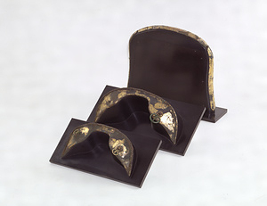 金鈴塚古墳　鉄地金銅張鞍金具