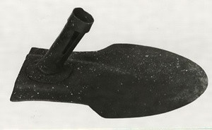 トンビグワ（鳶鍬）